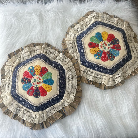 Lot of 2 Throw Pillows Multi Color Floral Vintage Cottagecore Home Decor - Picture 6 of 8